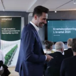 Chief Sales Officer, Simon Lander, mingler til kvartalsarrangement